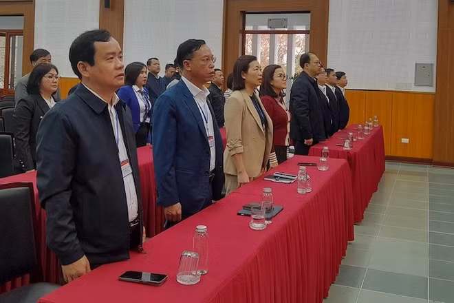 Đội ngũ cán bộ phường Long Biên thực hiện nghi thức chào cờ và sinh hoạt dưới cờ.