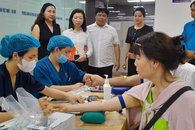Người lao động được tổ chức khám bệnh, làm các xét nghiệm.