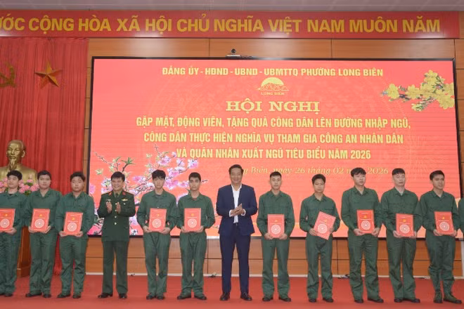 Lãnh đạo phường Long Biên tặng sổ tiết kiệm cho các tân binh. (ảnh: Minh Phúc).