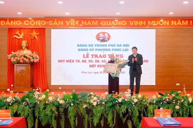 Lãnh đạo Ủy ban nhân dân thành phố Hà Nội trao Huy hiệu 70 năm tuổi Đảng cho đảng viên lão thành.