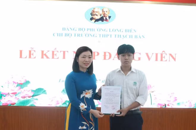 Thường trực Đảng ủy phường Long Biên trao quyết định kết nạp Đảng cho học sinh ưu tú trường Trung học phổ thông Thạch Bàn.
