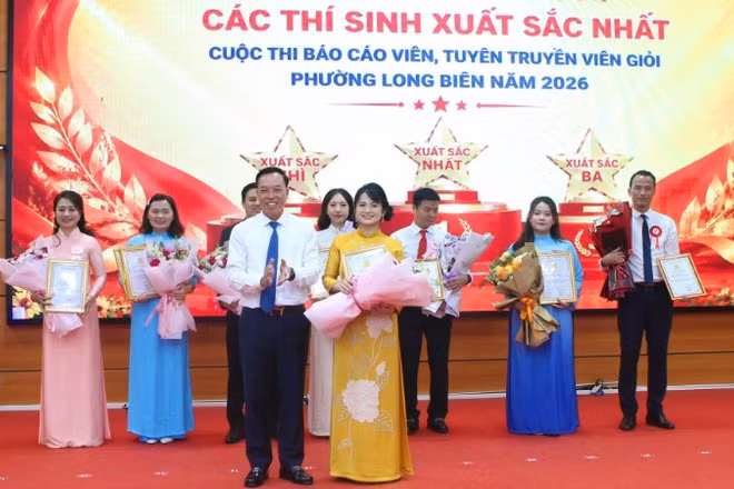 Lãnh đạo Đảng ủy phường Long Biên trao giải cho thí sinh đoạt giải Đặc biệt.