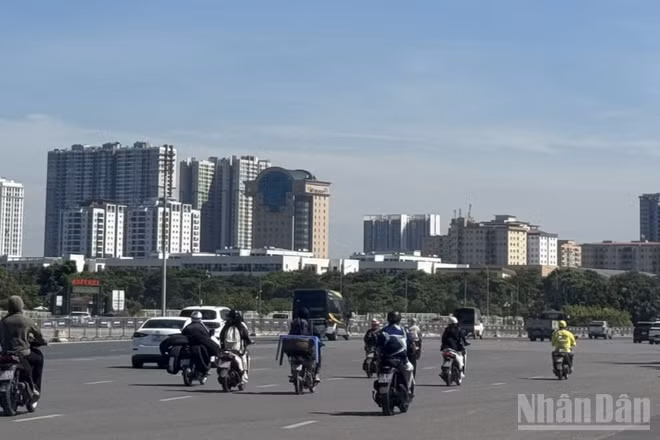Hoạt động vận tải sôi động, đáp ứng nhu cầu đi lại. (Ảnh: HNV)