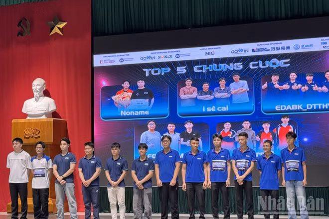 Top 5 chung cuộc tại vòng chung kết cuộc thi. (Ảnh: VÂN ANH)