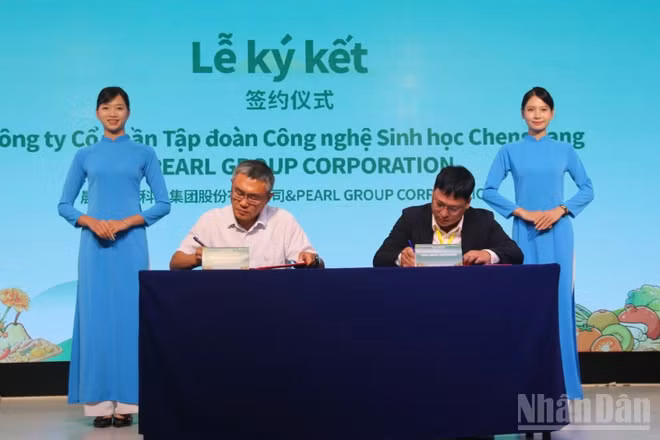 Ký kết hợp tác giữa đại diện doanh nghiệp hai bên tại chương trình. (Ảnh: HẬU NGUYỄN)
