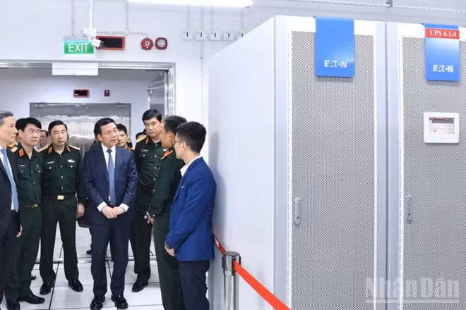 Các đại biểu thăm Trung tâm dữ liệu của Viettel tại Khu công nghệ cao Láng - Hòa Lạc. (Ảnh: Báo Nhân Dân).