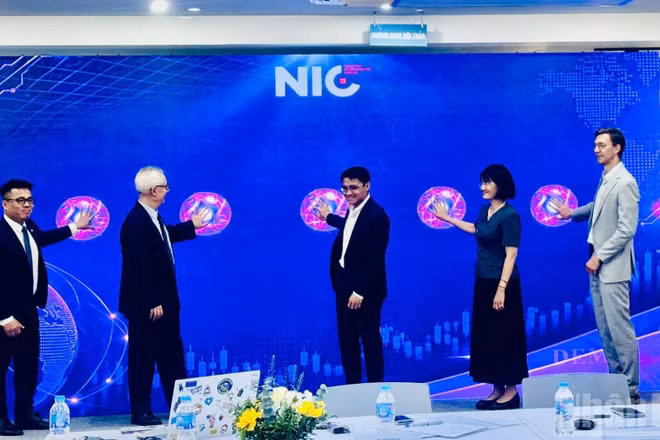 Các đại biểu với nghi thức khởi động chương trình. (Ảnh: HNV)