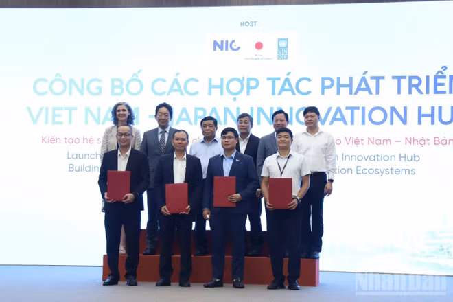 Các đại diện hai bên Việt Nam-Nhật Bản ký kết các biên bản ghi nhớ hợp tác tại diễn đàn. (Ảnh: MINH ĐỨC)