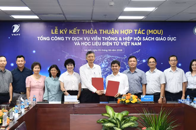 Đại diện VNPT VinaPhone và VAEDR ký kết hợp tác. (Ảnh: Ban tổ chức)