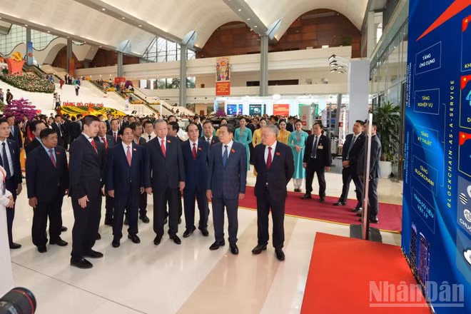 Ông Phan Đức Trung, Chủ tịch Hội đồng quản trị VMatrix trình bày với Tổng Bí thư Tô Lâm và các lãnh đạo Đảng, Chính phủ về Mạng Dịch vụ Đa chuỗi Blockchain Việt Nam (VBSN) trong khuôn khổ Đại hội đại biểu Đảng bộ Chính phủ. 