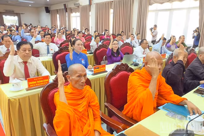 Đại biểu biểu quyết thông qua các Nghị quyết tại kỳ họp.