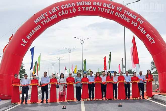 Nghi thức cắt băng khánh thành Cầu Lộ 2 vào sáng 24/9. 