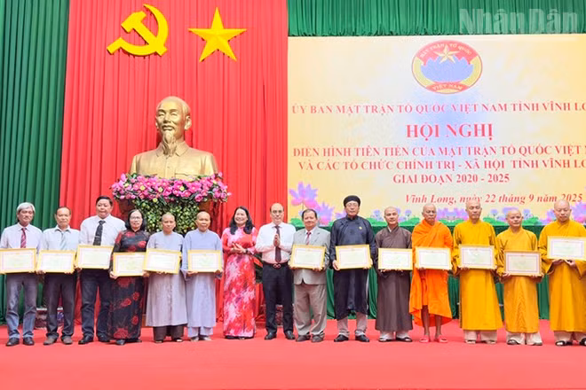 Vĩnh Long tuyên dương những người làm công tác Mặt trận. 