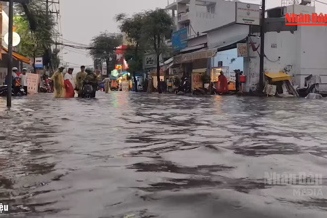 [Video] Thành phố Hồ Chí Minh khuyến cáo không cố vượt vùng ngập, bảo đảm an toàn giao thông