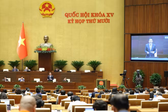 Quang cảnh phiên họp toàn thể ở hội trường chiều 8/12. (Ảnh: DUY LINH)
