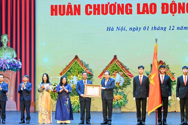 Thay mặt Lãnh đạo Đảng và Nhà nước, Chủ tịch Quốc hội Trần Thanh Mẫn trao tặng Huân chương Lao động hạng Nhất cho Nhà xuất bản Chính trị quốc gia Sự thật. (Ảnh: DUY LINH)