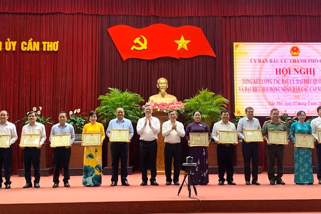 Lãnh đạo Thành ủy Cần Thơ tặng bằng khen cho các cá nhân có nhiều đóng góp trong công tác bầu cử.