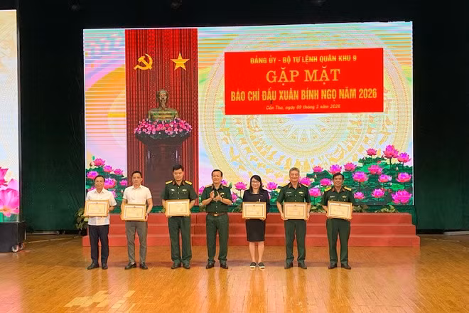 Lãnh đạo Quân khu 9 trao bằng khen cho các cơ quan báo chí.