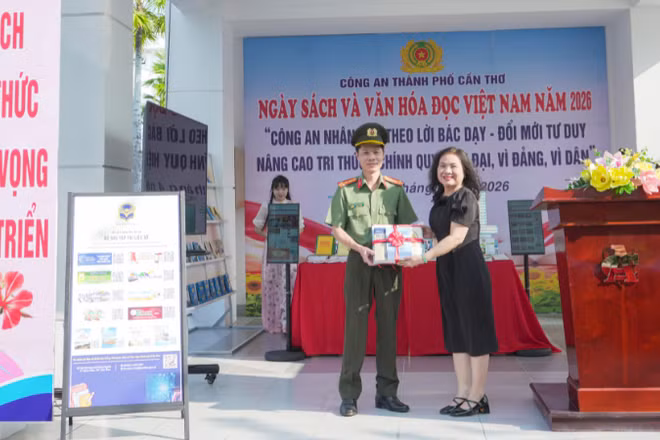 Thư viện thành phố tặng sách cho Thư viện Công an Cần Thơ. 