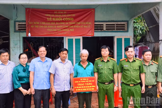 Công an Cần Thơ khởi công xây dựng nhà cho hộ khó khăn ở xã Trường Long Tây. (Ảnh: Thanh Tâm)