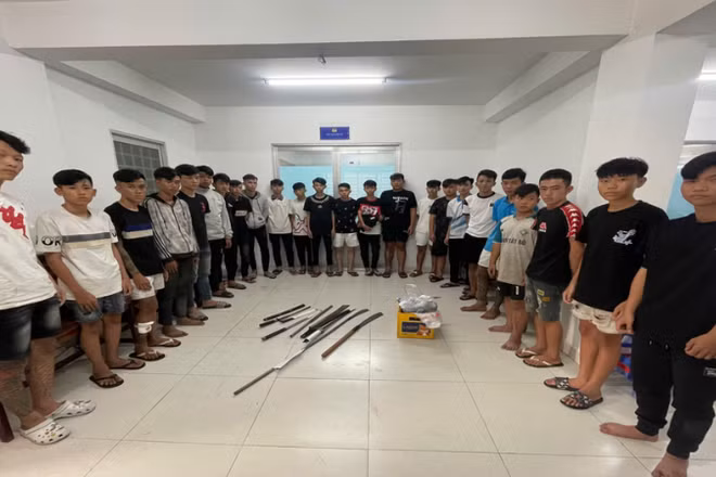 Nhóm đối tượng và hung khí tại cơ quan công an.