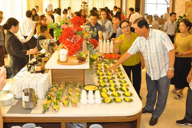 Đông đảo du khách trải nghiệm Buffet sầu riêng tại sự kiện.