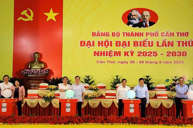 Lãnh đạo Thành ủy Cần Thơ công bố ứng dụng phục vụ Đại hội Đảng bộ thành phố.