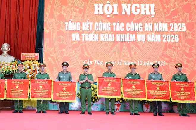 Lãnh đạo Bộ Công an tặng Cờ thi đua cho các tập thể tại hội nghị.
