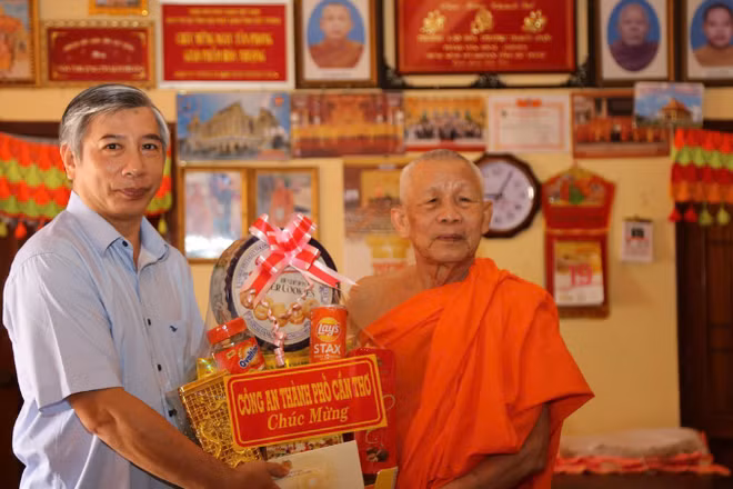 Lãnh đạo Công an thành phố Cần Thơ thăm, tặng quà Hòa thượng Thạch Huôn, Trụ trì chùa Prey Chóp nhân dịp Lễ Sene Dolta năm 2025.