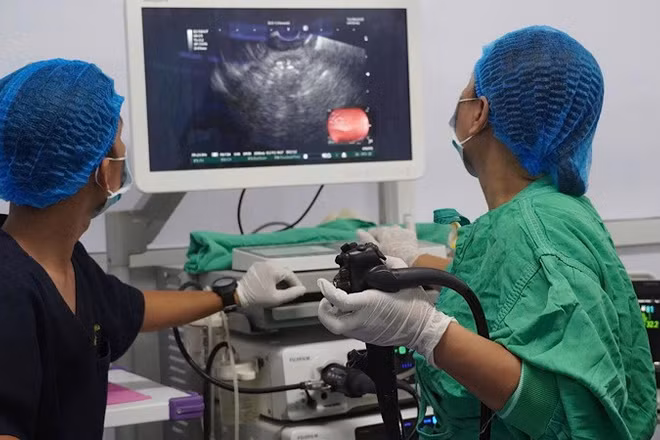 Ê-kíp nội soi đặt stent LAMS cho bệnh nhân. 