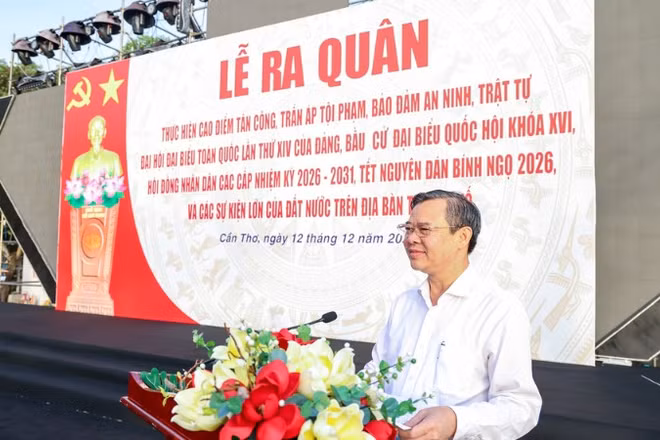 Chủ tịch Ủy ban nhân dân thành phố Trương Cảnh Tuyên phát biểu giao nhiệm vụ tại lễ ra quân.