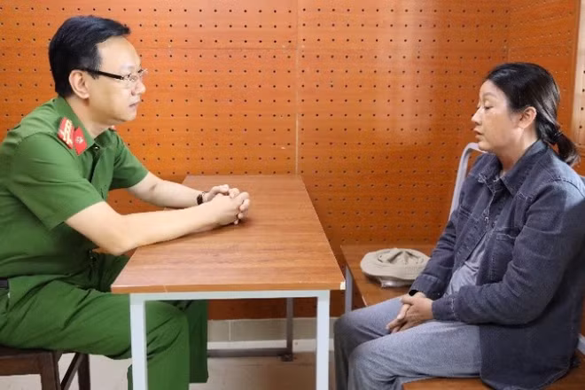 Công an Cần Thơ lấy lời khai đối tượng cầm đầu nhóm cướp giật tài sản.