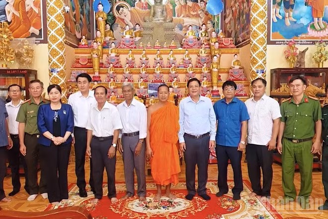 Đoàn lãnh đạo Cần Thơ chúc mừng Lễ Sene Dolta tại chùa Khmer ở phường Mỹ Xuyên. Ảnh: MINH LUÂN