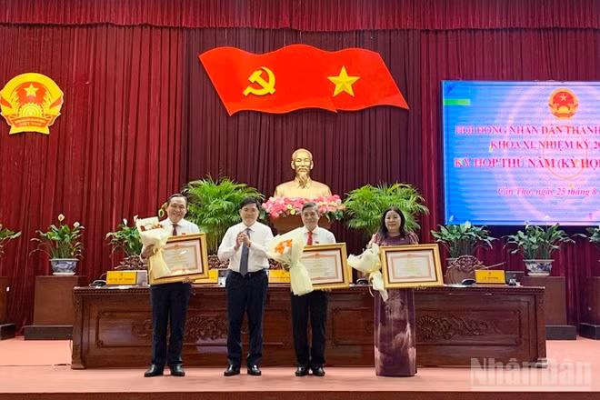 Lãnh đạo Thành ủy Cần Thơ trao Bằng khen của Thủ tướng Chính phủ cho tập thể, cá nhân có thành tích xuất sắc trong công tác bầu cử Đại biểu Quốc hội và Hội đồng nhân dân các cấp nhiệm kỳ 2026-2031. (Ảnh: THANH TÂM)