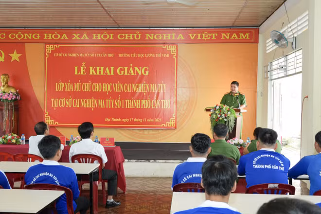 Cơ sở cai nghiện ma túy số 1 khai giảng lớp xóa mù chữ cho học viên.