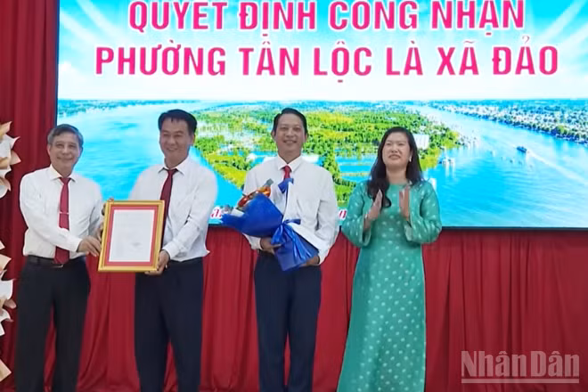 Lãnh đạo Thành ủy, Ủy ban nhân dân thành phố Cần Thơ trao quyết định công nhận phường Tân Lộc là xã đảo. (ẢNH: THANH TÂM)
