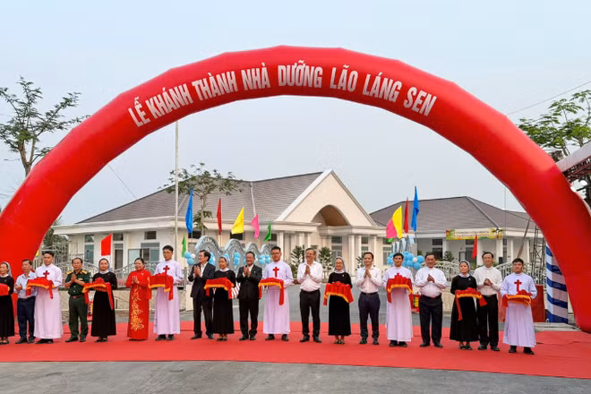 Các đại biểu cắt băng khánh thành Nhà dưỡng lão Láng Sen.