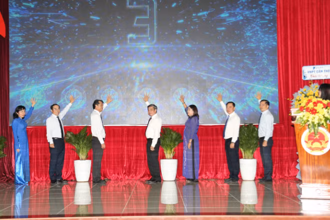Các đại biểu thực hiện nghi thức ra mắt trang thông tin điện tử.