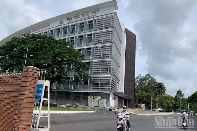 Một góc tòa nhà công nghệ cao Đại học Cần Thơ. (Ảnh: Thanh Tâm)