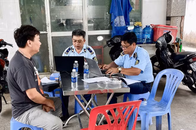 Quản lý thị trường Cần Thơ kiểm tra, xử lý đơn vị kinh doanh xăng dầu trên địa bàn.