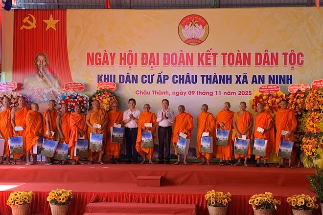 Chủ tịch Quốc hội Trần Thanh Mẫn và lãnh đạo Thành ủy Cần Thơ tặng quà các vị sư sãi Phật giáo Nam tông Khmer tại ngày hội.