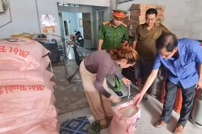 Cơ quan chức năng kiểm tra gạo có dấu hiệu bất thường tại nơi bán cho người dân.