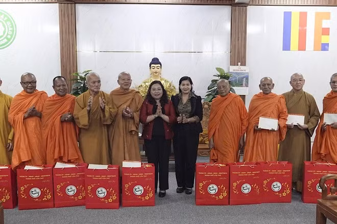 Lãnh đạo Thành ủy Cần Thơ tặng quà các vị chức sắc Ban trị sự Giáo hội Phật giáo Việt Nam thành phố Cần Thơ.