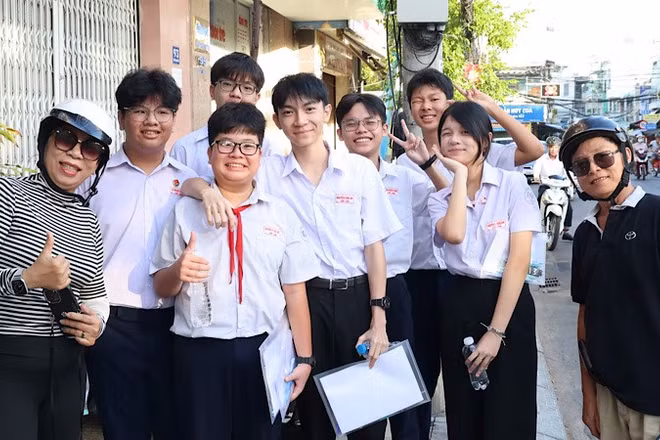 Thí sinh và phụ huynh phấn khởi sau khi thi tuyển sinh lớp 10.