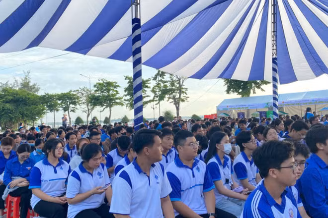 Đông đảo thanh niên, sinh viên tham gia lễ phát động.