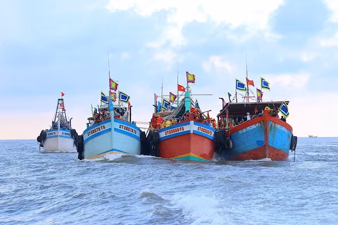 Đoàn tàu rước kiệu tiến ra biển thực hiện nghi thức thỉnh ông Nam Hải.