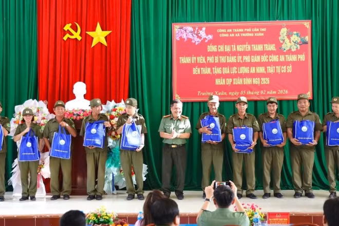Công an Cần Thơ tặng quà cho lực lượng bảo vệ an ninh trật tự xã Trường Thành.