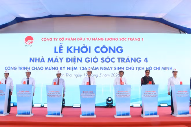 Các đại biểu nhấn nút khởi công nhà máy điện gió Sóc Trăng 4.