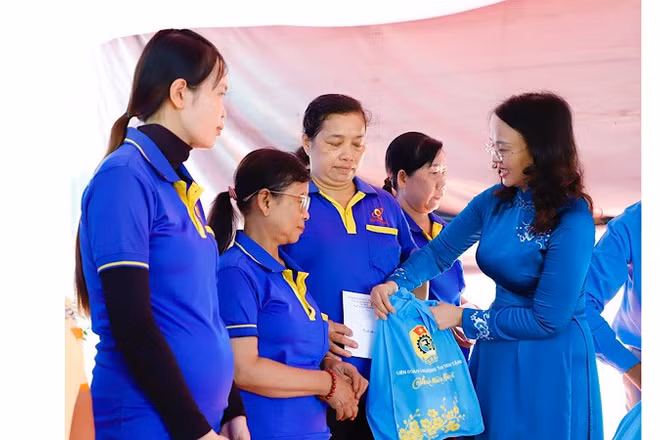 Lãnh đạo Liên đoàn Lao động thành phố Cần Thơ tặng quà cho công nhân tại lễ phát động.