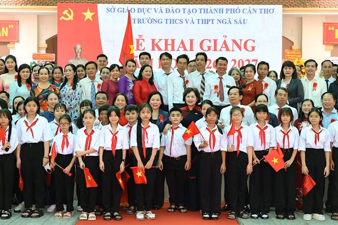 Phó Chủ tịch Quốc hội Nguyễn Thị Hồng và lãnh đạo Cần Thơ chụp ảnh lưu niệm với thầy trò Trường trung học cơ sở và trung học phổ thông Ngã Sáu ngày khai giảng. (Ảnh: PHẠM TRUNG)
